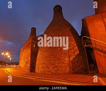 Pot Banks - pottery factory, Gladstone China Factory, Longton, Stoke-On-Trent, Staffordshire, West Midlands, England, UK - ST3 1PQ at night Stock Photo