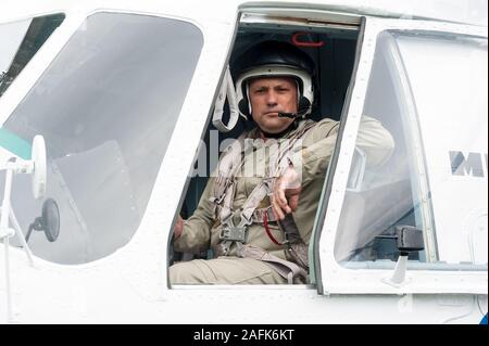 ミリタリー WORLD MISSION SERIES NO. 8 U.S. PILOT Pilot before flight in MI-8 helicopter Stock Photo - Alamy