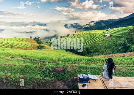 Beautiful woman looking at beautiful tegallalang rice terrace in Bali, Indonesia Stock Photo