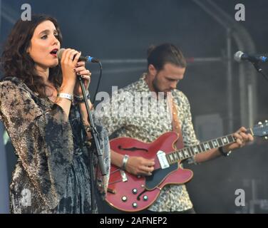 BATH, ENGLAND, UNITED KINGDOM - Jun 22, 2019: Folk group Broken Bones Matilda in performance at the Pub in the Park festival, Victoria Park, Bath, Eng Stock Photo