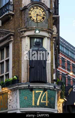 Monk statue at the front of The Black Friar pub in Blackfriars, London, England United Kingdom UK