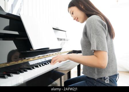 フランス製 トレー cat lady smoking playing piano フランス製 トレー cat lady smoking playing piano