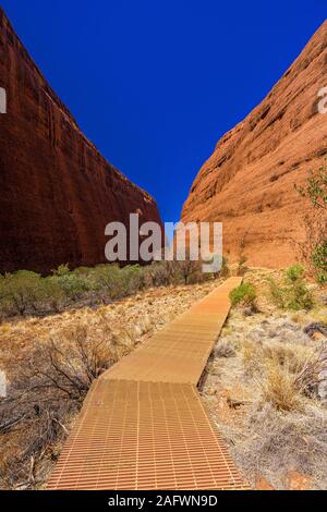 Walpa Gorge Walk through the Olgas is an iconic part of outback Australia. Olgas, Kata-Tjuta National Park, Northern Territory, Australia Stock Photo