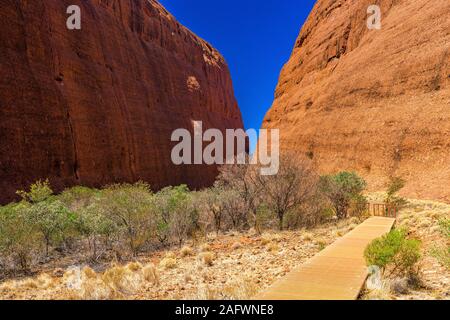 Walpa Gorge Walk through the Olgas is an iconic part of outback Australia. Olgas, Kata-Tjuta National Park, Northern Territory, Australia Stock Photo