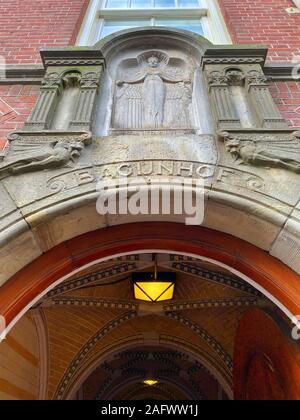 Main entrance to the Begijnhof. It  is one of the oldest hofjes in Amsterdam. A group of historic buildings, mostly private dwellings, centre on it. Stock Photo