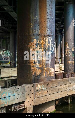 Single cast-iron column on the underside of Conisborough Bridge, crossing the River Don on the Sheffield to Doncaster train line Stock Photo