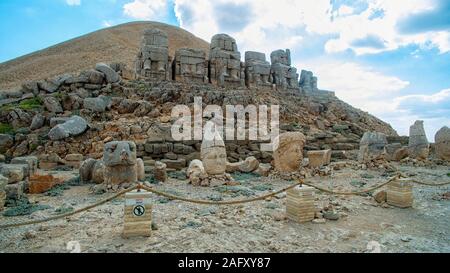 Panoramic view of some of the statues near the peak of Nemrut Dagi. King Antiochus I Theos of Commagene built on the mountain a tomb-sanctuary. Turkey Stock Photo