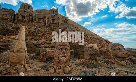 Panoramic view of some of the statues near the peak of Nemrut Dagi. King Antiochus I Theos of Commagene built on the mountain a tomb-sanctuary. Turkey Stock Photo