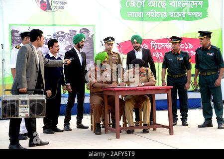 Bangladeshi arties performs Signatures of Pakistani forces surrender on December16 in the Bangladesh Liberation War in 1971 during the Victory Day cel Stock Photo