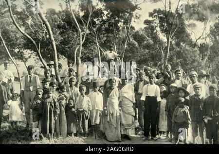 'Hindoo Refugees from the Transvaal in Camp at Cape Town', 1900. Many Indians in South Africa are descendants of migrants from colonial India.  From &quot;South Africa and the Transvaal War, Vol. IV&quot;, by Louis Creswicke. [T. C. &amp; E. C. Jack, Edinburgh, 1900] Stock Photo