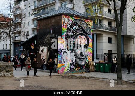 A LARGE WALL PORTRAIT OF SIMONE VEIL WEARING A PHRYGIAN CAP LIKE  THE MARIANNE SYMBOL OF THE FRENCH REPUBLIC - PARIS STREET ART - PARIS STREET - FAMOUS FRENCH WOMAN © Frédéric BEAUMONT Stock Photo