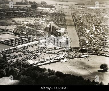 Early 20th century vintage press photograph - Churchill Downs racecourse, an aerial view taken on Derby Day in the 1920s. Horse racing. Stock Photo