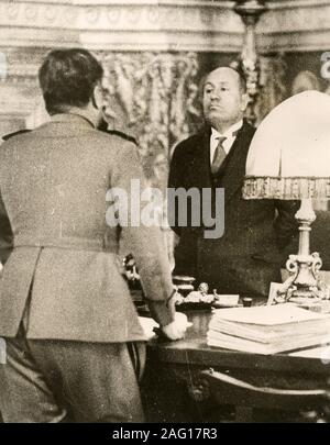 Early 20th century vintage press photograph - Benito Mussolini, Italian fascist leader, in conversation with his militia chief, c.1920s Stock Photo