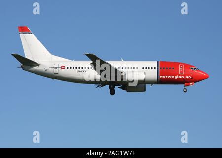 Norwegian Air Shuttle Boeing 737-300 with registration LN-KKV on short final for runway 04L of Copenhagen Airport, Kastrup. Stock Photo