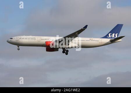 Scandinavian Airlines SAS Airbus A330-300 with registration OY-KBN on short final for runway 22L of Copenhagen Airport, Kastrup. Stock Photo