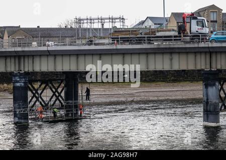 Greyhound Bridge, Lancaster, Lancashire, United Kingdom 18th Decmber 2019 AS the Lane Closure from the deck of the Greyhound Bridge in Lancaster is removed from the second set of Majjor Road Works in twoo years carried out by Lancashire County Counciil, Scffolders removing the scafold from under the Grey Hound Bridge in Lancaster at low water Credit: Photographing North/Alamy Live News Stock Photo