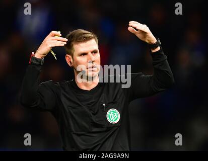 14 December 2019, Berlin: Soccer: Bundesliga, Hertha BSC - SC Freiburg, 15th matchday in the Olympic Stadium. Referee Frank Willenborg. Photo: Soeren Stache/dpa-Zentralbild/dpa - IMPORTANT NOTE: In accordance with the requirements of the DFL Deutsche Fußball Liga or the DFB Deutscher Fußball-Bund, it is prohibited to use or have used photographs taken in the stadium and/or the match in the form of sequence images and/or video-like photo sequences. Stock Photo