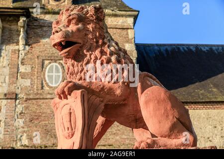France, Loiret, La Bussiere, Chateau de La Bussiere Park and Gardens, terracotta lion in the courtyard of the castle // France, Loiret (45), La Bussiè Stock Photo
