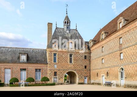 France, Loiret, La Bussiere, Chateau de La Bussiere Park and Gardens, honor courtyard of the castle // France, Loiret (45), La Bussière, parc et jardi Stock Photo