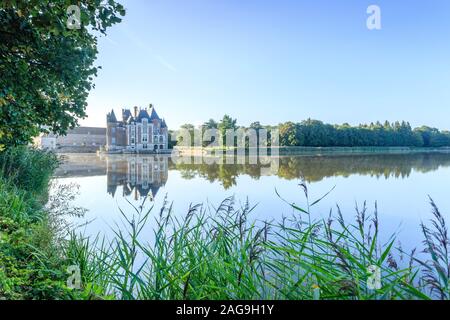France, Loiret, La Bussiere, Chateau de La Bussiere Park and Gardens, pond and castle // France, Loiret (45), La B Stock Photo