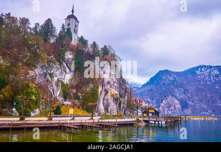 Enjoy the evening cloudscape above the Traunstein mountain with tall bell tower of Johannesbergkapelle, located on the hilly bank of Traunsee lake, Tr Stock Photo