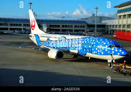 Blue Whaleshark, Boeing B-737/400, JA8939, Japan Transocean Airline, JTA, Naha Airport, Okinawa, Japan