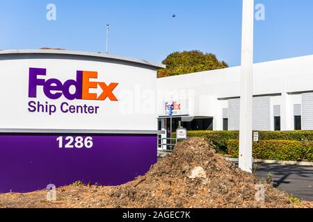 Oct 27, 2019 Santa Clara / CA / USA - FedEx Ship Center exterior view Stock Photo