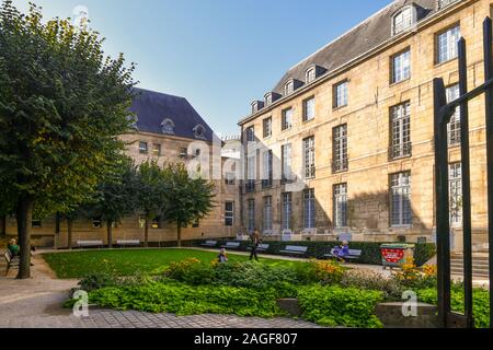 Public garden of the Hotel d'Angouleme Lamoignon, seat of the Bibliotheque Historique, in the Marais district (4th arrondissement), Paris, France Stock Photo