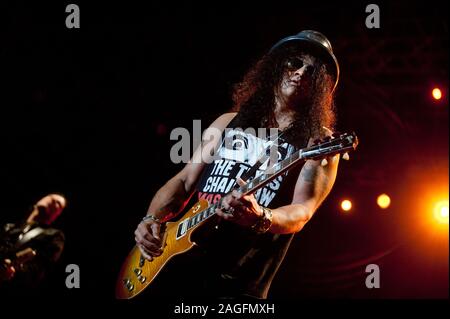 Slash guitarist hi-res stock photography and images - Alamy