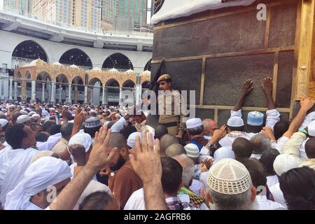 MECCA, SAUDI ARABIA - September 2019. The door of the Kaaba called Multazam at Grant holy mosque Al-Haram in Mecca Saudi Arabia. Muslim pilgrims from Stock Photo