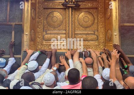 MECCA, SAUDI ARABIA - September 2019. The door of the Kaaba called Multazam at Grant holy mosque Al-Haram in Mecca Saudi Arabia. Muslim pilgrims from Stock Photo