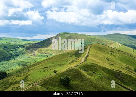 Stunning views of the The Great Ridge and Mam Tor in the Derbyshire Peak District National Park, right by Edale and Kinder Scout & Jacobs ladder Stock Photo