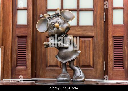 Bronze statue of Minnie Mouse at the Disney gift shop Shanghai, China Stock Photo