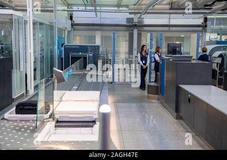 Munich, Germany. 19th Dec, 2019. View of the security control at Munich Airport. Transportation Minister Reichhart, (CSU) announced the first test results of the newly installed safety system in a press conference. Credit: Lino Mirgeler/dpa/Alamy Live News