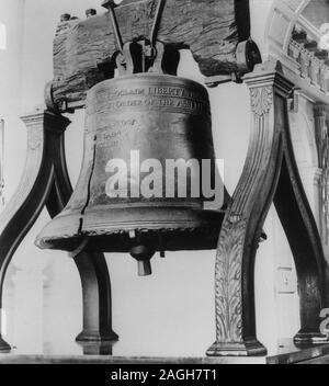 1960s, historical, the Liberty Bell, Philadelphia, Pennsylvania, USA, a symbol of American Independence. Stock Photo