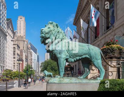 Statue of lion outside the Art Institute of Chicago on Michigan Avenue, Chicago, Illinois, USA Stock Photo