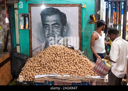 Chikoo fruit piled up on stall in Goubert Market, Puducherry, Tamil Nadu, India Stock Photo