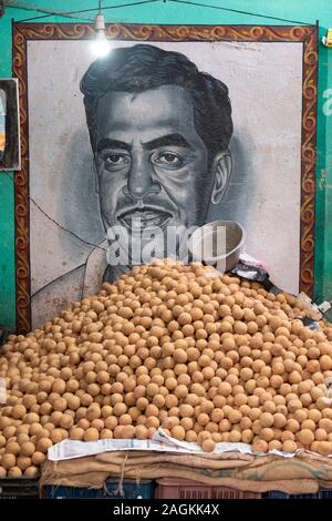 Chikoo fruit piled up on stall in Goubert Market, Puducherry, Tamil Nadu, India Stock Photo
