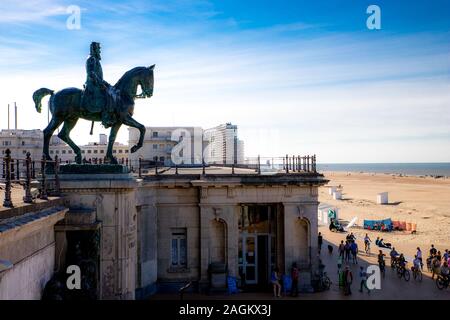 OSTENDE, BELGIUM - Oct 13, 2018: Statue du roi Léopold II sur la promenade maritime d’Ostende. Vue de profil et face avec la plage en contrebas. Stock Photo