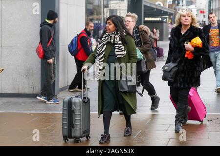 London, Uk. 20th Dec, 2019. Crowds Of People Wait For Trains At Kings 