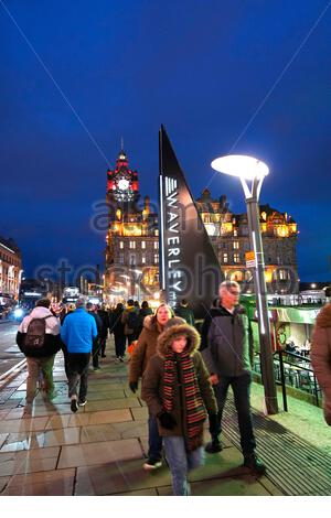 Edinburgh, Scotland, UK. 20th  Dec 2019. Christmas Shopping  in Princes Street and Waverley Mall at dusk. Credit: Craig Brown/Alamy Live News Stock Photo