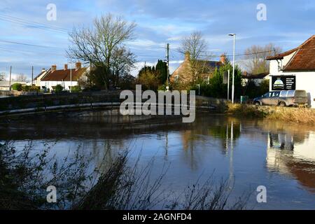 Burrowbridge, Somerset. 20th Dec 2019. UK Weather. Burrowbridge in Somerset seen with water levels very high during heavy flooding in surrounding areas. Picture Credit Robert Timoney/Alamy/Live/News