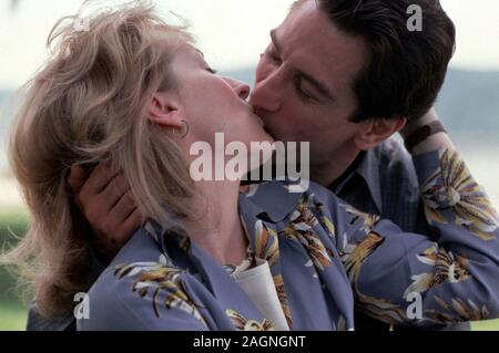 ROBERT DE NIRO and MERYL STREEP in FALLING IN LOVE (1984), directed by ULU GROSBARD. Credit: PARAMOUNT PICTURES / Album Stock Photo