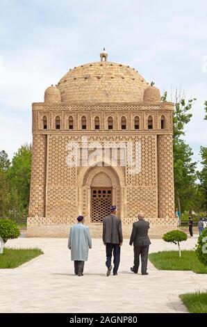 Uzbeks in front of the Samanid Mausoleum, Ismail Samanis Tomb, Bukhara, Buxoro Province, Uzbekistan Stock Photo