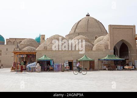 Souvenir shops at the entrance to the Toqi Zargaron Dome Bazaar, Old Town Bukhara, Buxoro Province, Uzbekistan Stock Photo