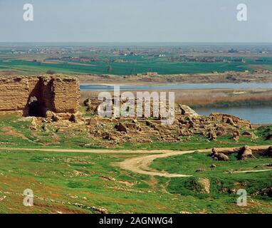 Syria, Dura-Europos (Tell Salihiye). Ancient city, Hellenistic, Parthian and Roman. It was founded circa 300 BC and abandoned in 256-257 AD. View of the ruins next to the Euphrates river. Historical photo. It was looted and mostly destroyed between 2011 and 2014 by the Islamic State during the Syrian Civil War. Stock Photo