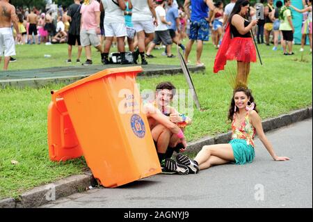 South America, Brazil - March 3, 2019: Couple in costume enjoying themselves during a carnival street parade in Rio de Janeiro. Stock Photo