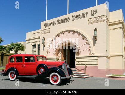 1934 Buick Straight Eight vintage car outdoes the National Tobacco Building in Napier, Hawkes, Bay New Zealand Stock Photo