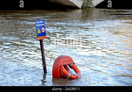 Maidstone, Kent, UK. 21st Dec, 2019. Despite a lack of rain in the town itself, heavy rainfall upstream causes the River Medway to flood in central Maidstone, Credit: PjrFoto/Alamy Live News Stock Photo