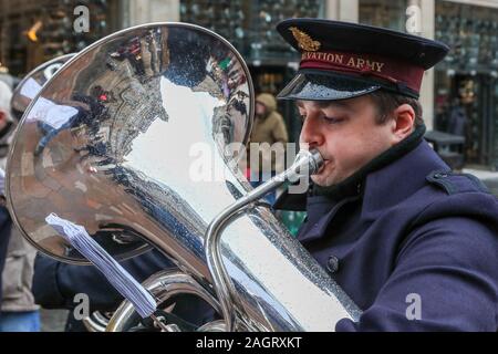 Glasgow, UK. 21 December 2019. On the last shopping Saturday before Christmas, thousands of customers flock to Glasgow City centre to enjoy the street entertainment provided by Govan branch of the Salvation Army, the international foods at the Street markets and the many executive shops in Buchanan Street, known as Glasgow's 'Style Mile'.  Credit: Findlay / Alamy News Stock Photo